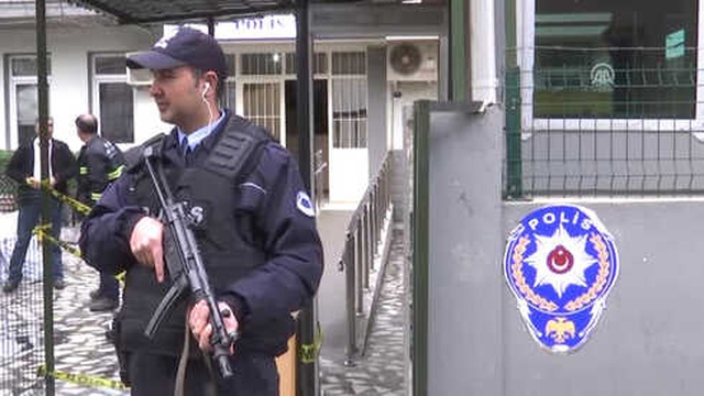 Telefonla Konuşurken Silah Tutamazlar Diye Polislere Yeni Önlem Alındı!
