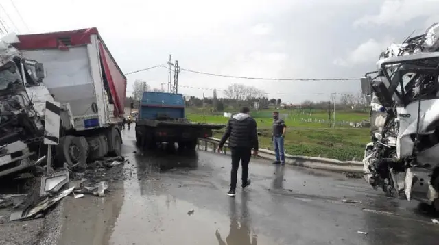 TIR ile Kamyon Birbirine Girdi! Vatandaşlar, Deprem Oluyor Sandı