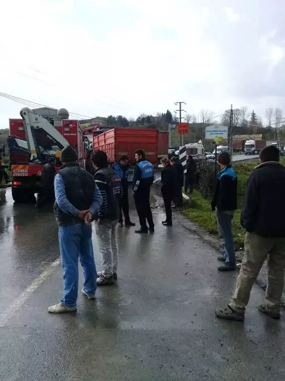 TIR ile Kamyon Birbirine Girdi! Vatandaşlar, Deprem Oluyor Sandı