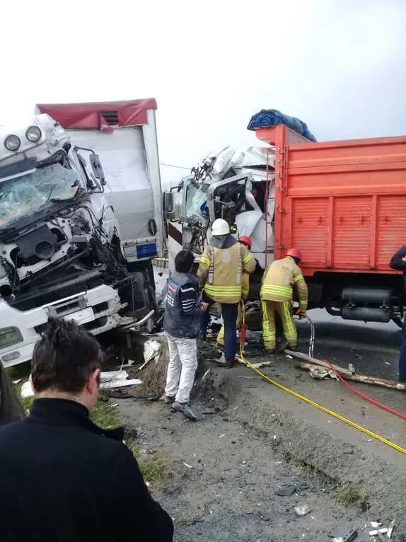 TIR ile Kamyon Birbirine Girdi! Vatandaşlar, Deprem Oluyor Sandı