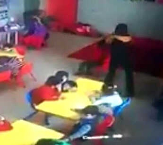 Anaokulunda Tepki Çeken Görüntü! Öğretmen, Küçük Çocuğu Sürükleyerek Dışarı Attı