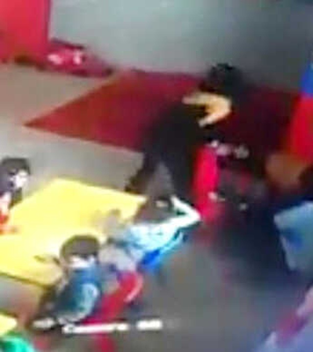 Anaokulunda Tepki Çeken Görüntü! Öğretmen, Küçük Çocuğu Sürükleyerek Dışarı Attı