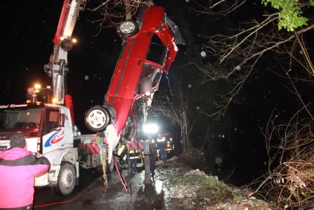 Dereye Uçan Otomobilde Sürücü Feci Şekilde Can Verdi, Otomobil Vinç Yardımıyla Çıkarılabildi