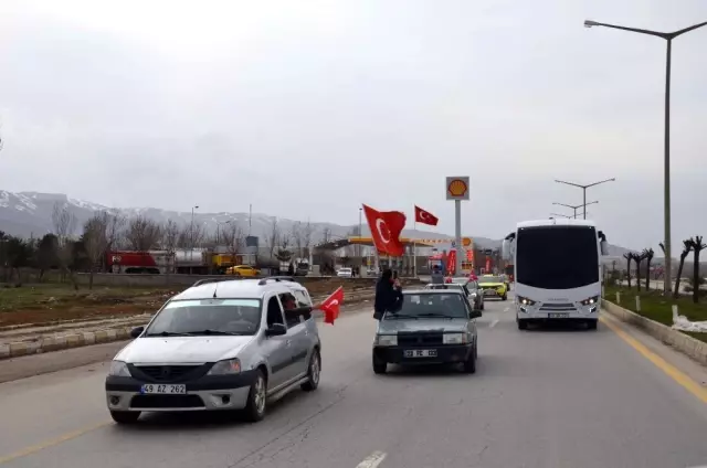 Muş'ta Görevli Kahraman Mehmetçikler Türk Bayrakları ve Dualarla Afrin'e Uğurlandı