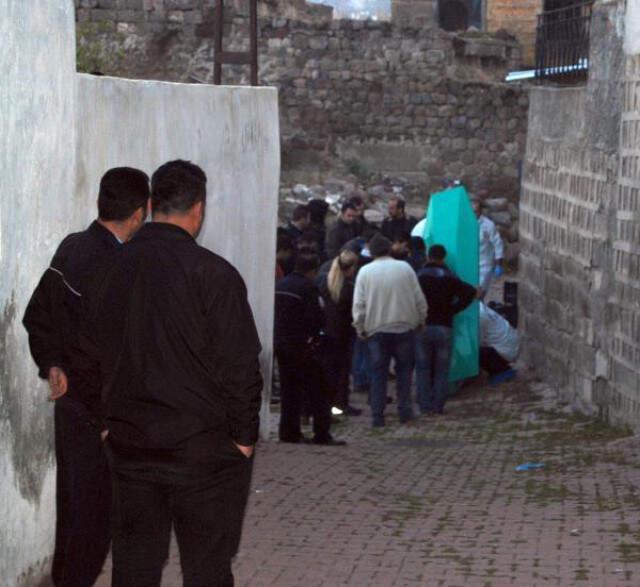 12 Yaşındaki Oğlunu Boğarak Öldüren Babayı, Karısı Savundu: Bir Anlık Sinirle Yaptı