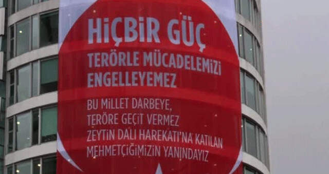 ABD Büyükelçiliği Karşısına Asılan Dev Afişteki Terörle Mücadele Mesajı Dikkat Çekti ABD Büyükelçiliği Karşısına Asılan Dev Afişteki Terörle Mücadele Mesajı Dikkat Çekti