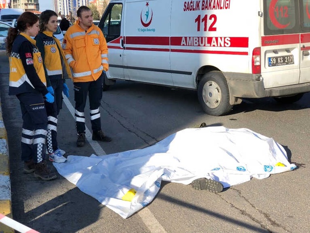 Dengesini Kaybedip Kaldırımdan Yola Düşen Yaya Kamyonun Altında Kalıp Can Verdi