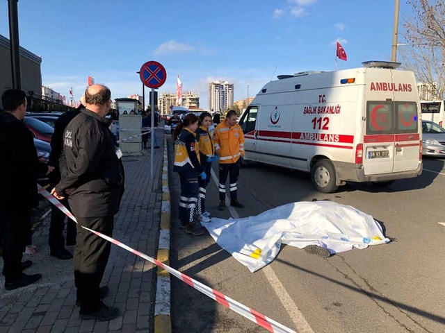 Dengesini Kaybedip Kaldırımdan Yola Düşen Yaya Kamyonun Altında Kalıp Can Verdi