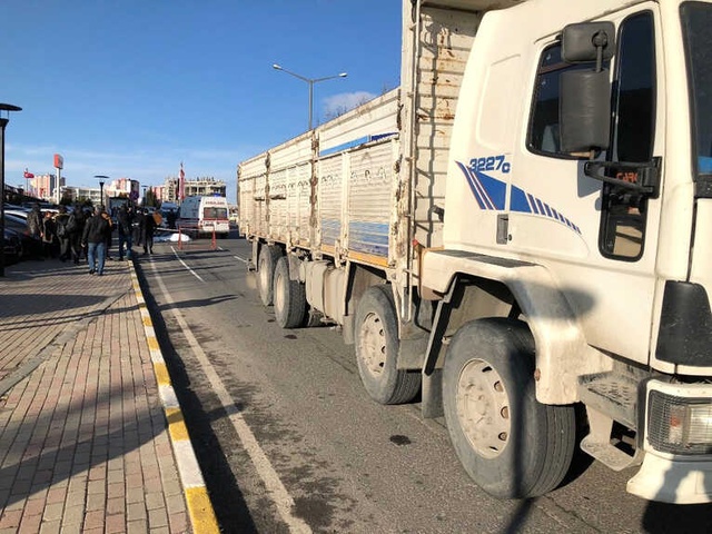 Dengesini Kaybedip Kaldırımdan Yola Düşen Yaya Kamyonun Altında Kalıp Can Verdi