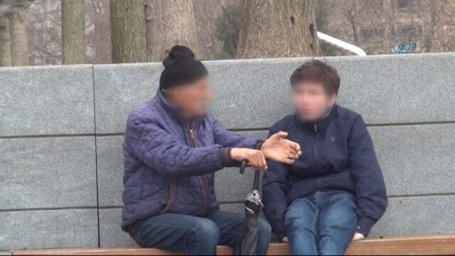 O Anlar Kamerada! Lise Öğrencisini Taciz Eden 70 Yaşındaki Sapık Suçüstü Yakalandı O Anlar Kamerada! Lise Öğrencisini Taciz Eden 70 Yaşındaki Sapık, Suçüstü Yakalandı
