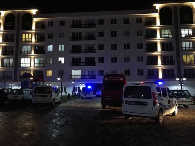 Eşini Evinde Başka Kadınla Basan Kadın Ortalığı Birbirine Kattı! Kocası ve Komşusu Yaralandı