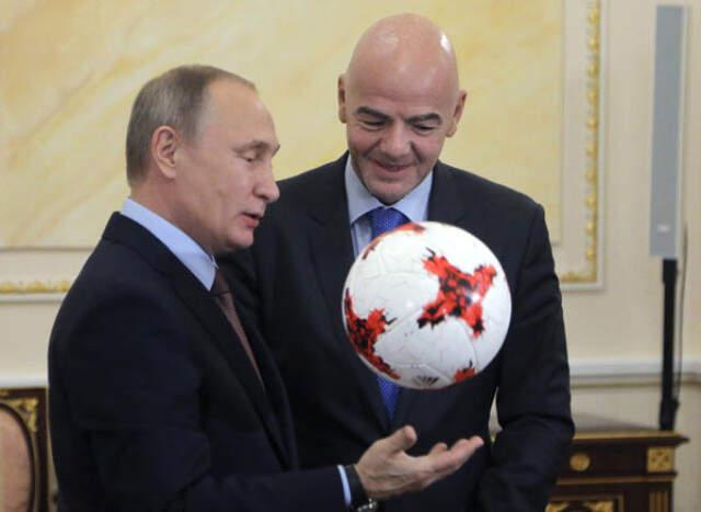 Putin ve FIFA Başkanı'nın Kremlin'de Futbol Oynadığı Görüntüler Ortaya Çıktı