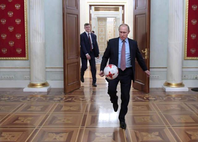 Putin ve FIFA Başkanı'nın Kremlin'de Futbol Oynadığı Görüntüler Ortaya Çıktı