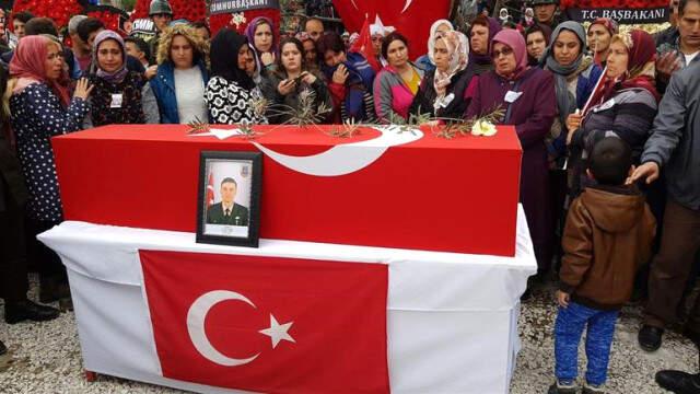 Afrin Şehidini 15 Bin Kişi Son Yolculuğuna Uğurladı! Şehidin Tabutuna Zeytin Dalı Bırakıldı