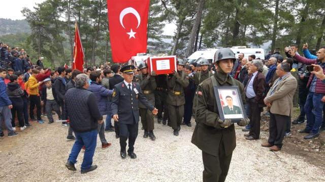 Afrin Şehidini 15 Bin Kişi Son Yolculuğuna Uğurladı! Şehidin Tabutuna Zeytin Dalı Bırakıldı