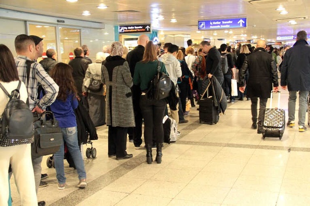 Atatürk Havalimanı'nda POLNET Arızası Nedeniyle Metrelerce Kuyruk Oluştu