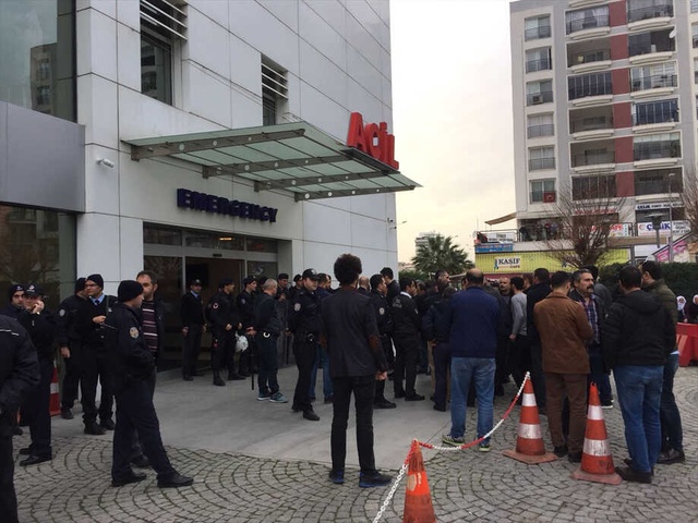 Kaçak Mahkumu Yakalamak İçin Gittiği Mahallede Polise Saldırı: 3'ü Polis 4 Yaralı