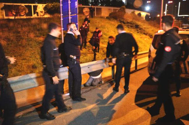 Kadıköy'de Polis ile Şüpheliler Arasındaki Kovalamaca Kazayla Bitti, Üç Şüpheli Yakalandı