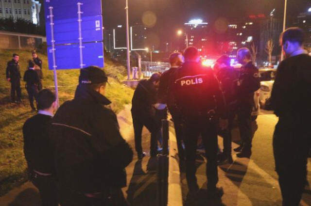 Kadıköy'de Polis ile Şüpheliler Arasındaki Kovalamaca Kazayla Bitti, Üç Şüpheli Yakalandı