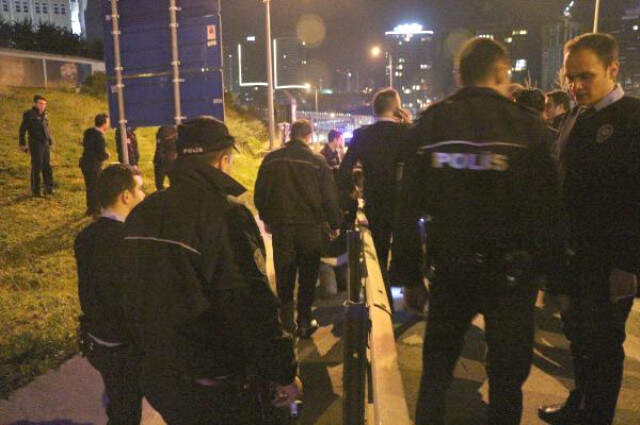 Kadıköy'de Polis ile Şüpheliler Arasındaki Kovalamaca Kazayla Bitti, Üç Şüpheli Yakalandı