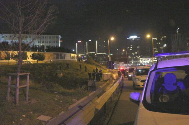 Kadıköy'de Polis ile Şüpheliler Arasındaki Kovalamaca Kazayla Bitti, Üç Şüpheli Yakalandı