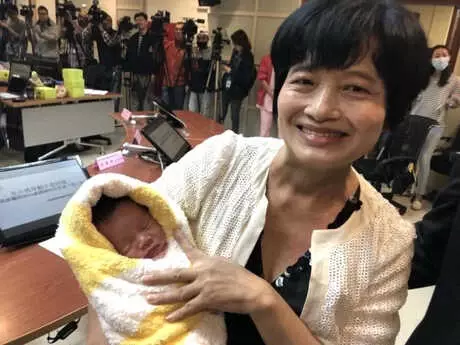 Tayvanlı Kadın, 62 Yaşında Normal Doğumla Anne Oldu