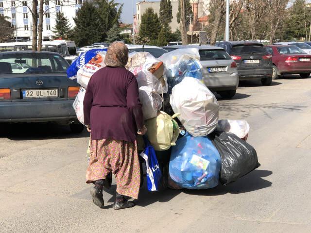 65'lik Bedriye Teyzenin Dramı! Kadınlar Günü'nü Hurda ve Kağıt Toplayarak Geçiriyor