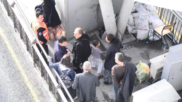 Bahçelievler Metrobüs Durağında Asansör Kabusu! Kadın ve Çocuklar 25 Dakika Mahsur Kaldı
