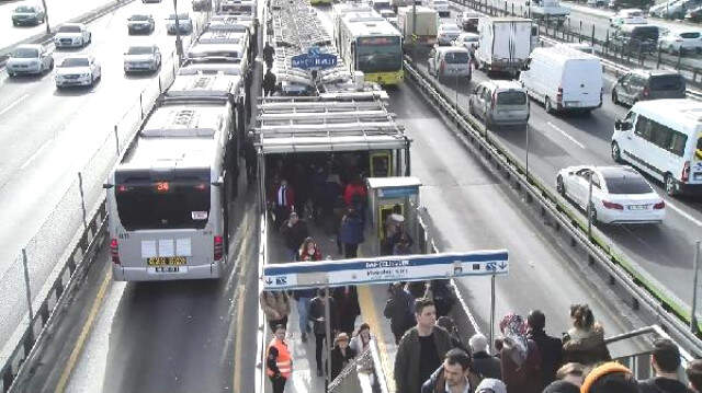 Bahçelievler Metrobüs Durağında Asansör Kabusu! Kadın ve Çocuklar 25 Dakika Mahsur Kaldı