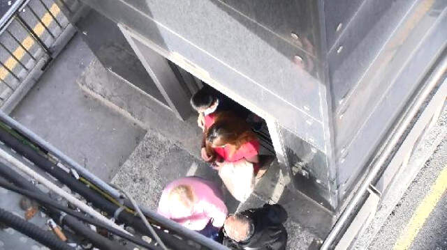 Bahçelievler Metrobüs Durağında Asansör Kabusu! Kadın ve Çocuklar 25 Dakika Mahsur Kaldı