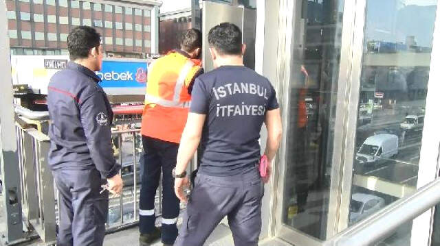 Bahçelievler Metrobüs Durağında Asansör Kabusu! Kadın ve Çocuklar 25 Dakika Mahsur Kaldı