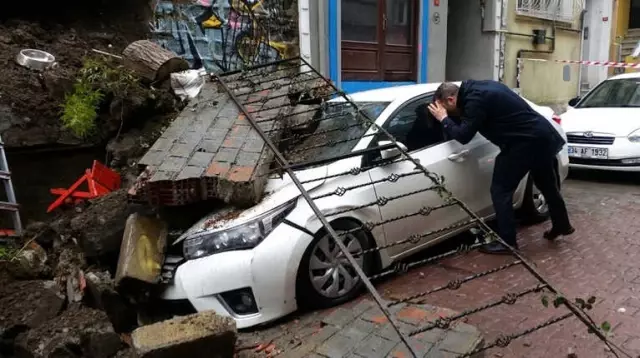 Cihangir'de İstinat Duvarı Çöktü, Vatandaş Ölümden Saniyelerle Kurtuldu