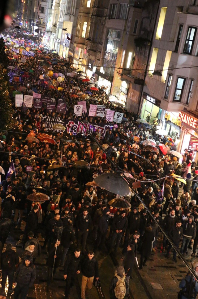 Dünya Kadınlar Günü Nedeniyle Binlerce Kadın <a class='keyword-sd' href='/taksim/' title='Taksim'>Taksim</a> Meydanı'ndan Tünel'e Yürüdü