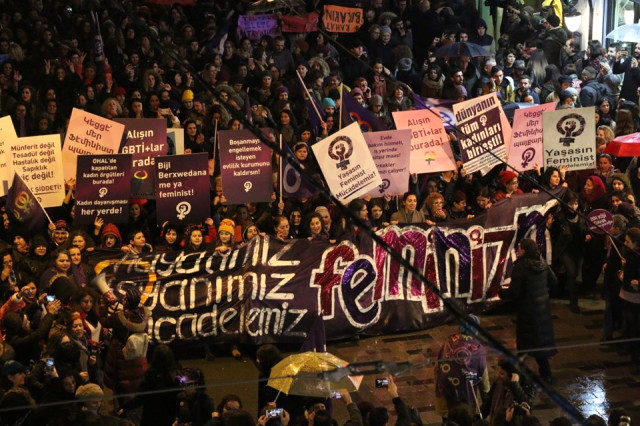 Dünya Kadınlar Günü Nedeniyle Binlerce Kadın Taksim Meydanı'ndan Tünel'e Yürüdü