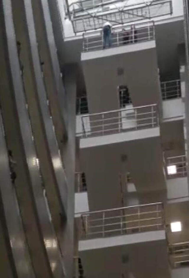 İstanbul Adalet Sarayı'nda İntihar Girişimi Çağlayan Adliyesi''nde İntihar Etmek İsteyen Genç Zor İkna Edildi! O Anlar Kameraya Yansıdı