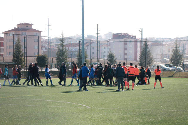 Kadın Futbolcuya, Erkek Antrenör Saldırdı