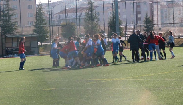 Eskişehir'de Kadın Futbolcuya Erkek Antrenörden Saldırı