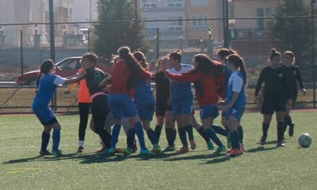 Eskişehir'de Kadın Futbolcuya Erkek Antrenörden Saldırı