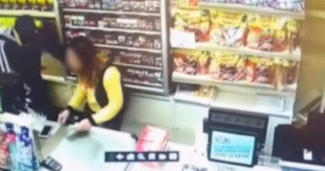 Soyguncular Kadın Kasiyeri Darp Edip Kaçtı, Kamera Her Şeyi Kaydetti