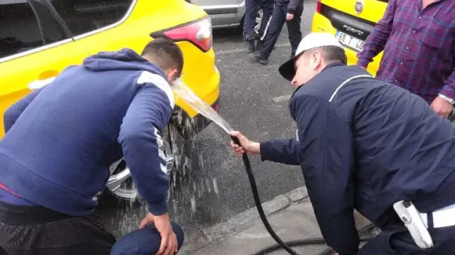 Polis, Taşkınlık Yapan Taraftara Önce Biber Gazı Sıktı Sonra Yüzlerini Yıkadı