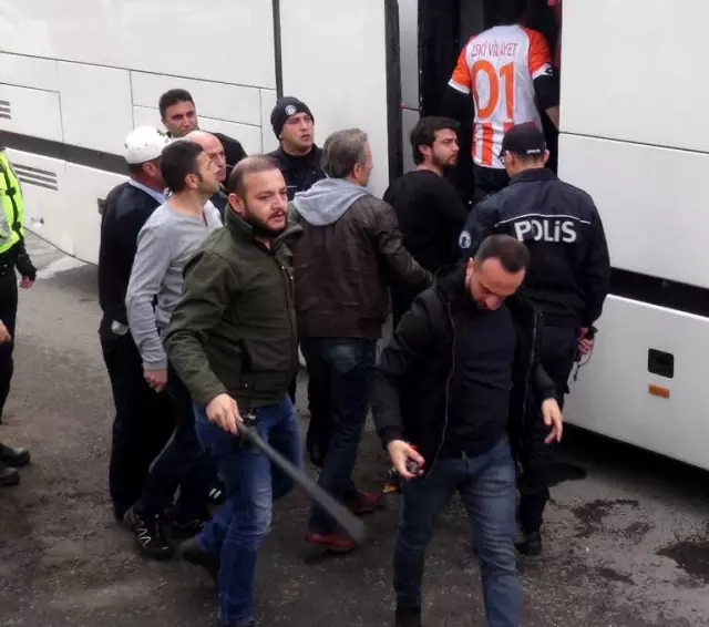 Polis, Taşkınlık Yapan Taraftara Önce Biber Gazı Sıktı Sonra Yüzlerini Yıkadı