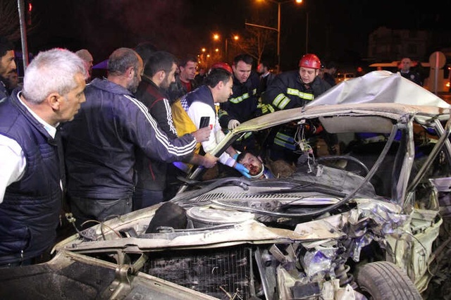 Polisten Kaçarken Başka Araca Çarptı! Hurdaya Dönen Otomobilde Sıkıştı