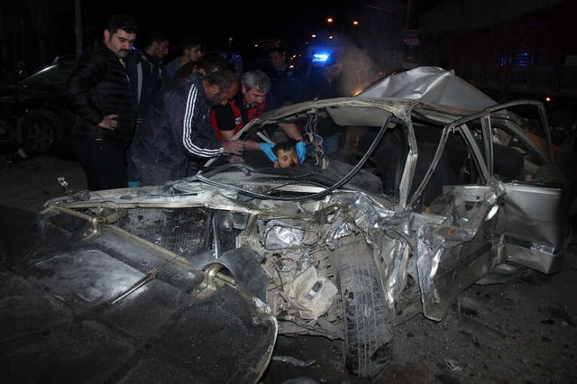 Polisten Kaçarken Başka Araca Çarptı! Hurdaya Dönen Otomobilde Sıkıştı