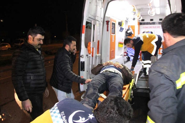 Polisten Kaçarken Başka Araca Çarptı! Hurdaya Dönen Otomobilde Sıkıştı