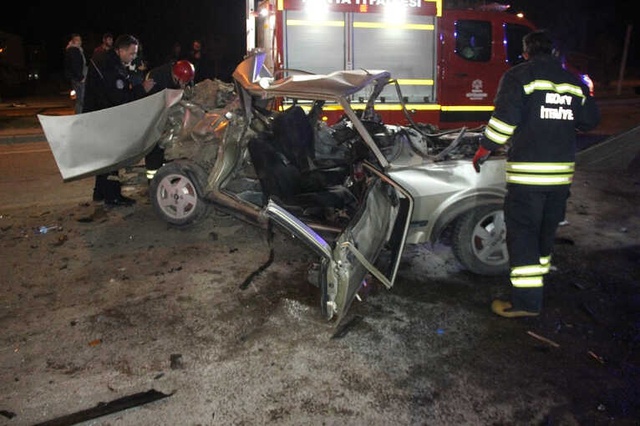 Polisten Kaçarken Başka Araca Çarptı! Hurdaya Dönen Otomobilde Sıkıştı