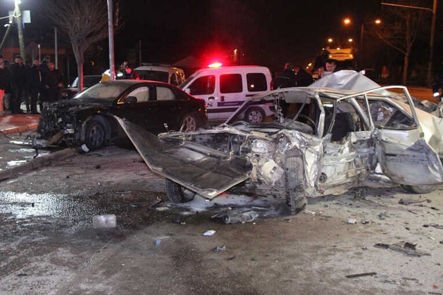 Polisten Kaçarken Başka Araca Çarptı! Hurdaya Dönen Otomobilde Sıkıştı