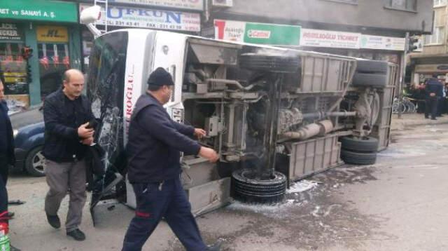 Üniversitelileri Taşıyan Servis Midibüsü Devrildi: 29 Yaralı