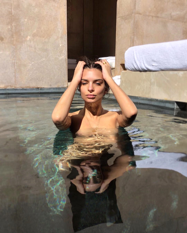 Ünlü Model Emily Ratajkowski, Bu Kez Havuzdan Çıplak Fotoğrafını Paylaştı