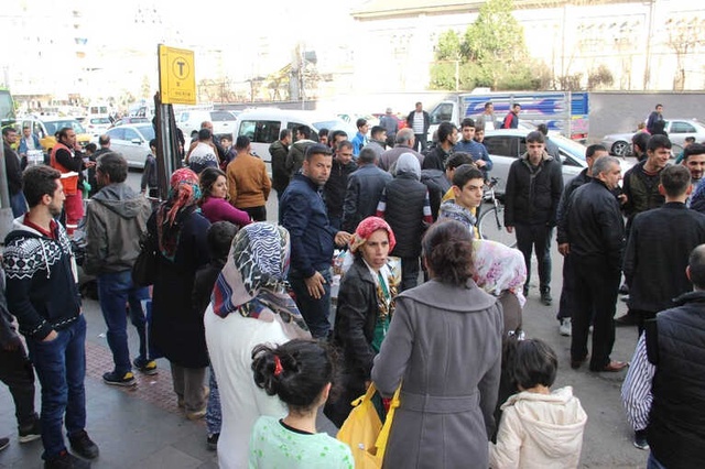 Diyarbakır'da Halk, Sokak Satıcısı Kızları Taciz Ettiği İddia Edilen Şüpheliyi Öldüresiye Dövü