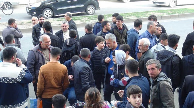 Diyarbakır'da Halk, Sokak Satıcısı Kızları Taciz Ettiği İddia Edilen Şüpheliyi Öldüresiye Dövü